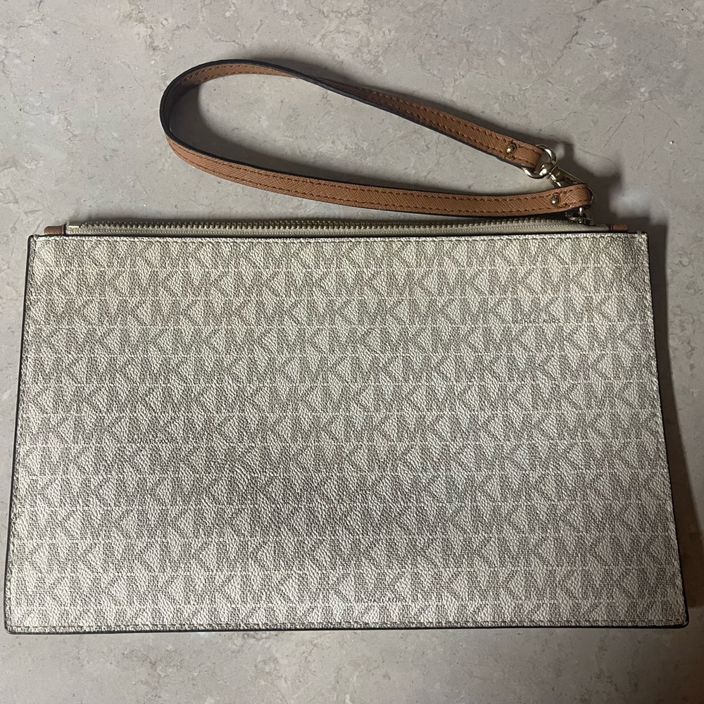 Michael Kors Vanilla Jet Set XL Wristlet